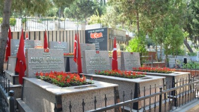 Şehitlikler çiçeklendiriliyor
