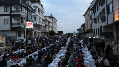 ’Sevgi Sofrası’nda buluşan Maltepeliler dualarla iftarını açtı