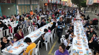 Sultanbeyli’nde binlerce vatandaş Gönül Sofraları’nda iftarını açtı