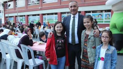 Sultangazi Belediye Başkanı Dursun öğrencilerle iftarda buluştu