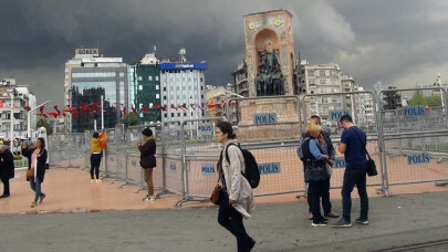 Taksim, aniden bastıran sağanak yağışa teslim oldu