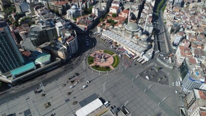 Taksim Meydanı’na sendikaların çelenk bırakması havadan görüntülendi