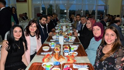 Vali Yazıcı, öğrencilerle iftar yaptı