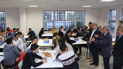 Yenişehir Belediye Başkanı Davut Aydın iftarını öğrencilerle açtı