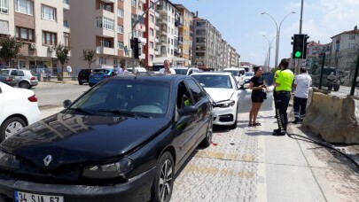 3 aracın karıştığı kazada 2 kişi yaralandı