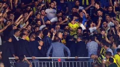 Ali Koç, tribünde taraftarlarla bir araya geldi