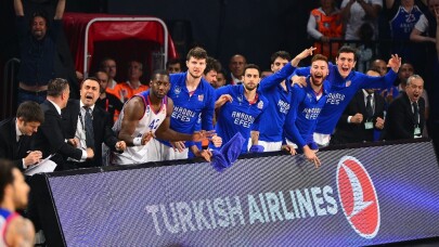 Anadolu Efes 10 yıl sonra şampiyonluğa ulaştı