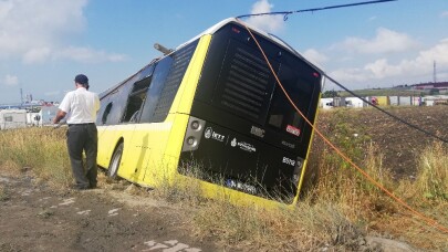 Arnavutköy’de belediye otobüsü tarlaya uçtu: 2 yaralı