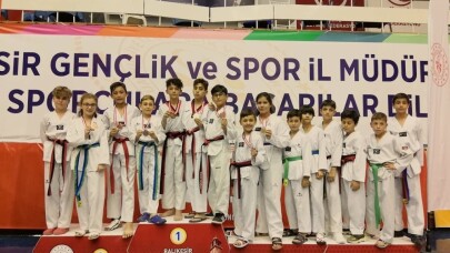 Ayvalıklı minik taekwondocular nefes kesti