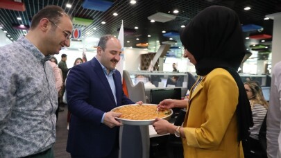 Bakan Varank, Beyaz Masa’da çağrılara yanıt verdi, vatandaşla bayramlaştı