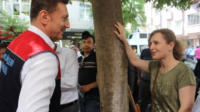 Başkan Bahadır, çevre etkinlikleri kapsamında caddeyi yıkadı