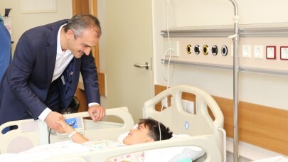 Başkan Çiftçi’den sünnet olan çocuklara ziyaret