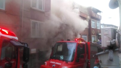 Beyoğlu’nda bina yandı, bütün mahalleyi duman sardı