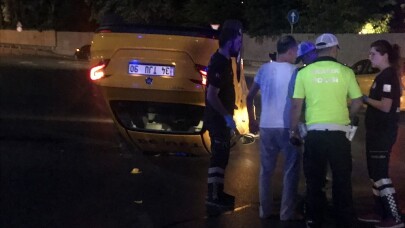 Beyoğlu’nda takla atan taksiden burnu bile kanamadan çıktı