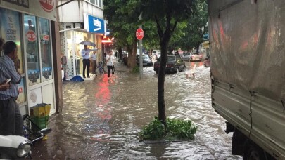 Bursa’da yağmur hayatı felç etti