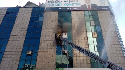Cevizlibağ’da iş merkezinde korkutan yangın