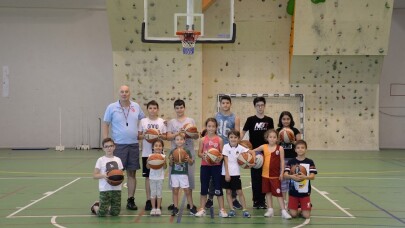 Çocuklar basketbolu üniversitede öğreniyor