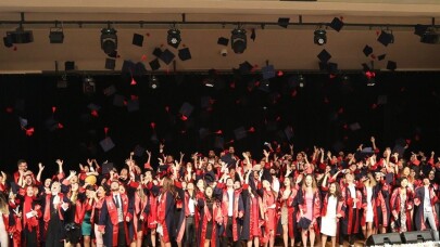 Doğuş Üniversitesi 2018-2019 mezunlarını verdi