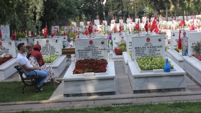 Edirnekapı Şehitliği’nde buruk bayram