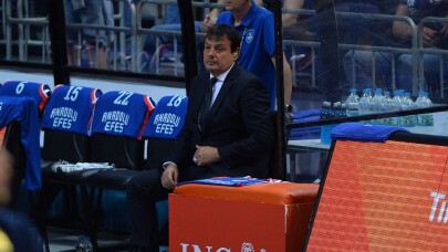 Ergin Ataman yine kulaklıkla sahaya çıktı