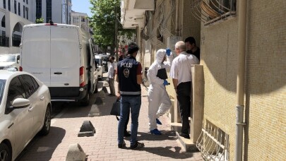 Eşinin ellerini bağlayıp öldüren zanlı cesedi kızıyla aynı evde bıraktı