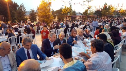 Fatih Belediyesi ve Kızılay binlerce kişiyi aynı sofrada buluşturdu