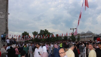 Fatih Camii’nde bayram namazı sonrası sıcak çorba ikramı
