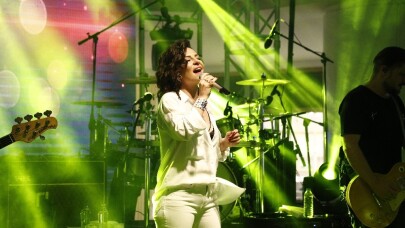 Fatma Turgut binlerce hayranıyla birlikte ‘Yaza merhaba’ dedi
