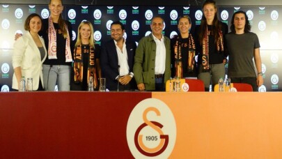 Galatasaray Kadın Voleybol Takımı’ndan 4 imza