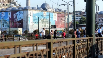 İstanbul’a boş diye geldiler, kalabalıktan raylarda yürüdüler