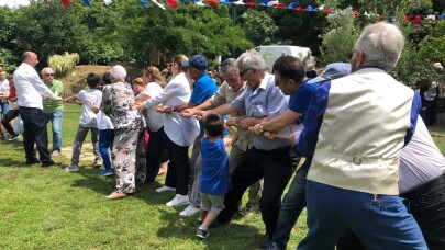İstanbul’da nineler ve dedelerle torunları bostandan sebzeleri toplayıp menemen yaptı
