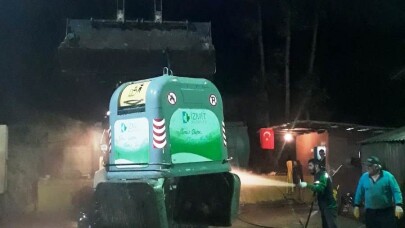 İzmit’te konteynırlar yıkanıyor
