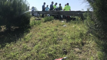 Kağıthane’de tur otobüsünün sıkıştırdığı motosikletli şarampole uçtu