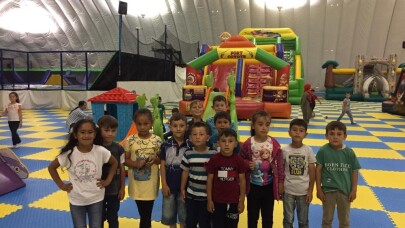 Kırsal Mahallede yaşayan çocukla çocuk köyünde eğlendi