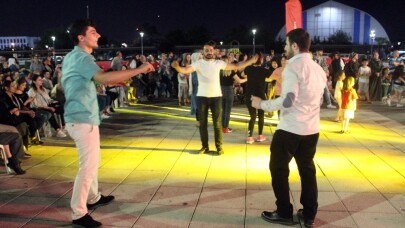 Küçükçekmece "Kardeşlik Festivali"nde renkli görüntüler