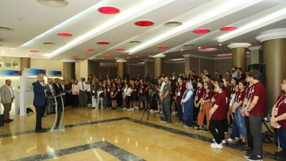Liseli gençler rögar kapaklarından elektrik üretti