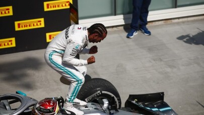 Mercedes-AMG Petronas, galibiyet serisini 7’ye Hamilton ise 5’e çıkardı