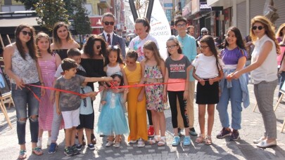 Minik öğrencilerden resim sergisi