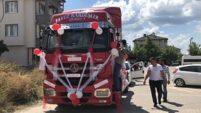 Nakliyeci kardeşler, tırı sünnet aracı yaparak çocuklarını gezdirdiler.