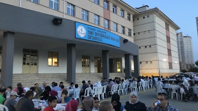 Okul bahçesinde uluslararası iftar