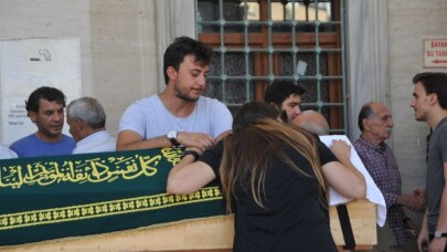 Ölen gencin boğazındaki kesikler incelenecek
