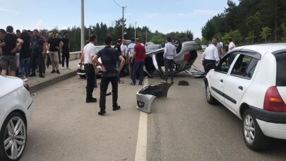 Önce 3 ağaca çarptı, ardından park halindeki araca