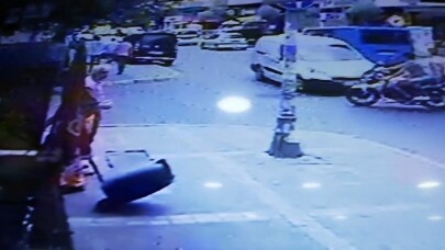 (Özel) Avcılar’da motosikletteki kasksız gençlerin ölümden döndüğü anlar kamerada