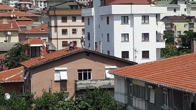(Özel) Çatıda tadilat yapanlar ile martının ilginç mücadelesi kamerada