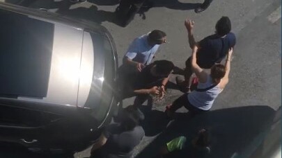 E-5 karayolunda kazazedeler birbirine girdi polis silah çekti