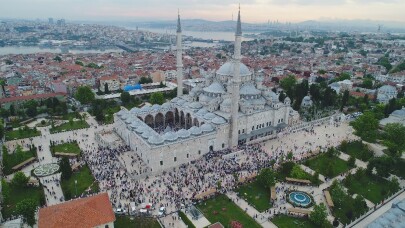 (ÖZEL) Fatih Camii’nde bayram namazı havadan görüntülendi