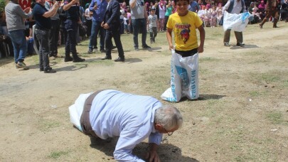 (Özel) - Köylü dedeler torunlarıyla düşe kalka çuval yarışı yaptı