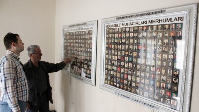 (Özel) Köyün kuruluşundan itibaren ölenlerin resimlerini sergiliyor