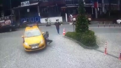 (Özel) Maslak’ta taksicinin yolda yürüyen genç kızı ezme anı kamerada