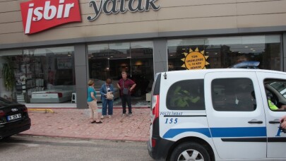 (Özel) Mobilya mağazasına müşteri yerine otomobil girdi